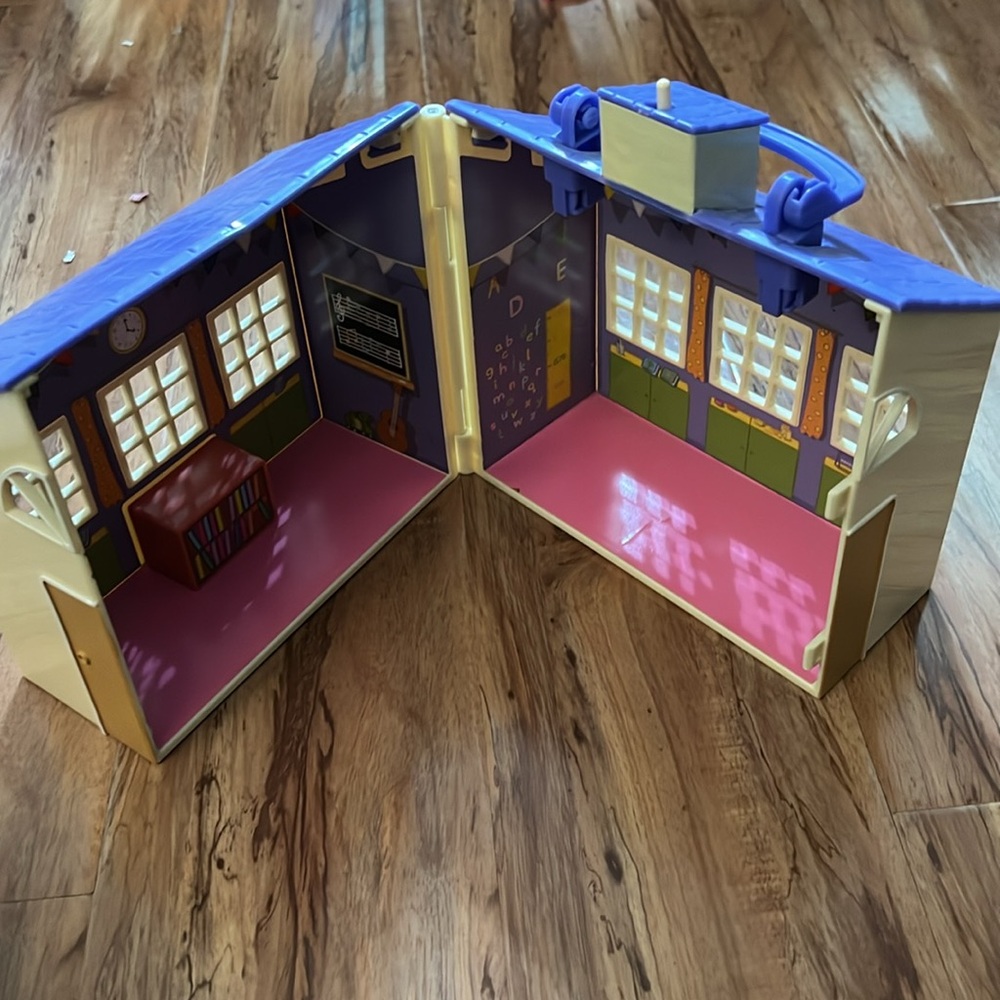 Peppa Pig School Playset - Picture 4 of 11
